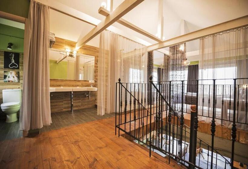 سوییت دوبلکس, Chateau Mere