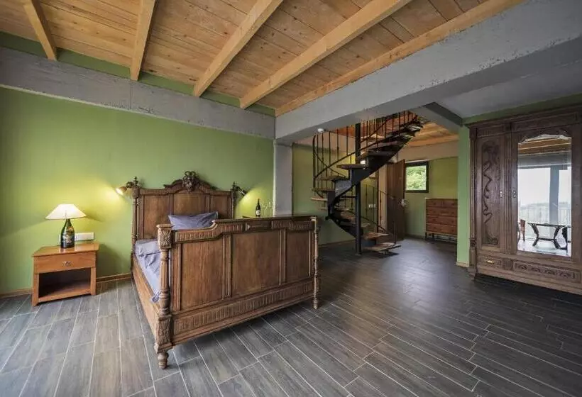 سوییت دوبلکس, Chateau Mere