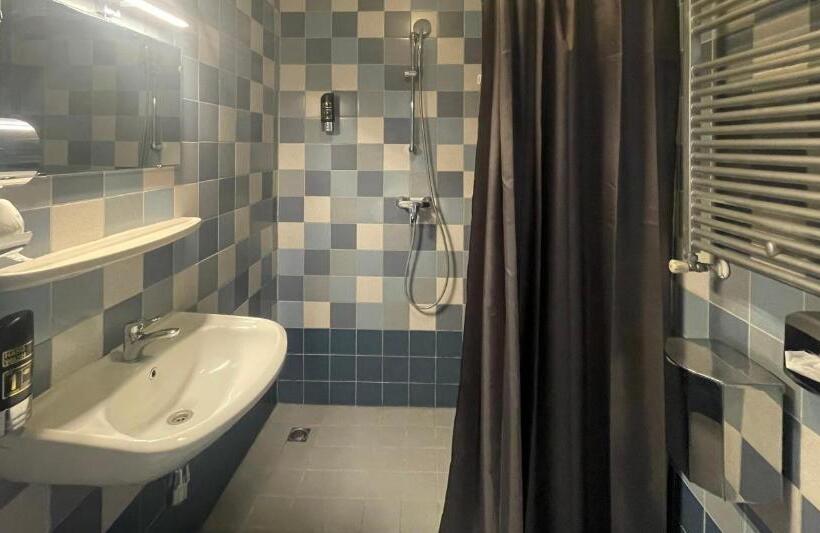 غرفة قياسية, City