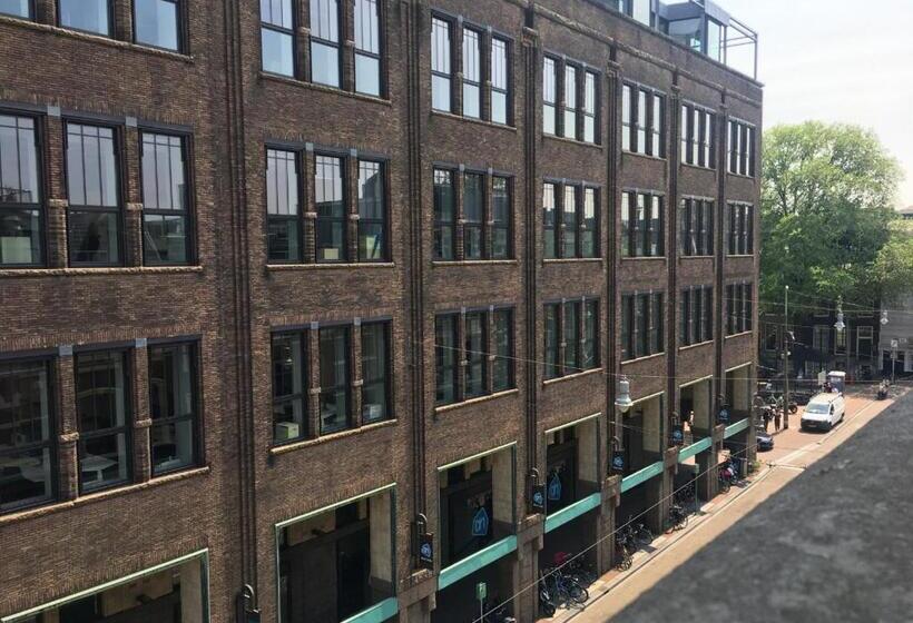 غرفة قياسية ثلاثية, City