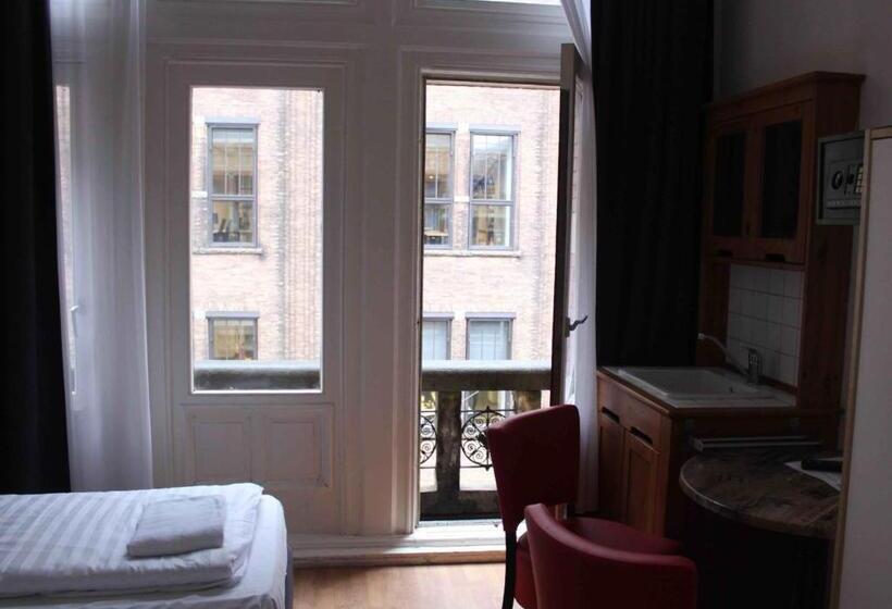 غرفة قياسية ثلاثية, City