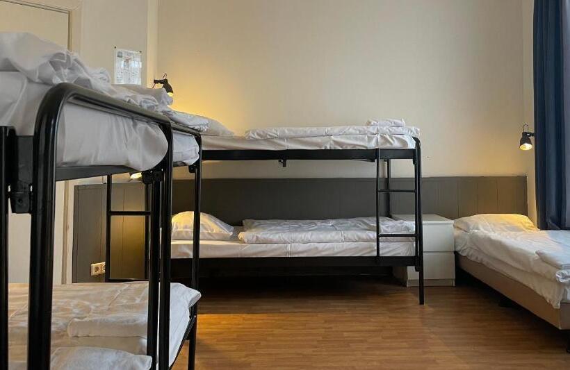 غرفة قياسية حمام مشترك, City