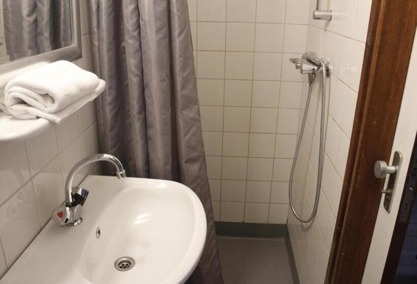 غرفة قياسية, City