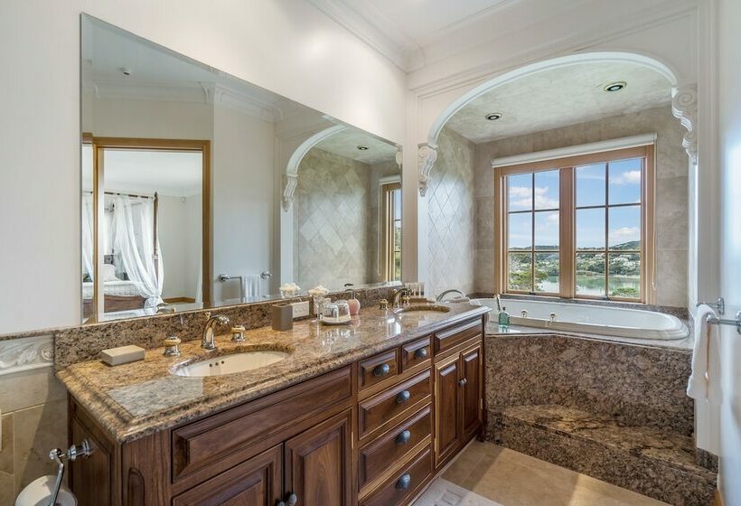 Люкс Премиум, Matauwhi Bay Manor