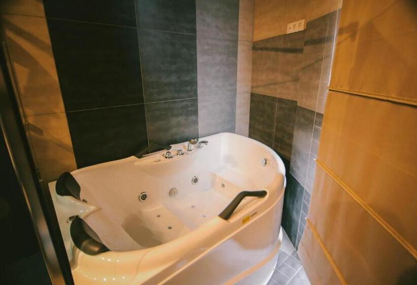 سوئیت جونیور با چشمانداز کوهستان, Savaneti Eco