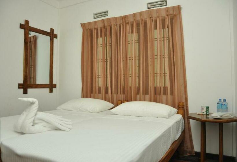 Номер Стандарт Вид на Сад, Sujatha Tourist Rest