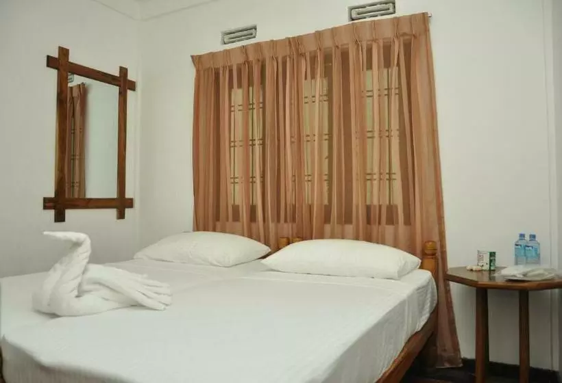 اتاق استاندارد با چشم‌انداز باغ, Sujatha Tourist Rest