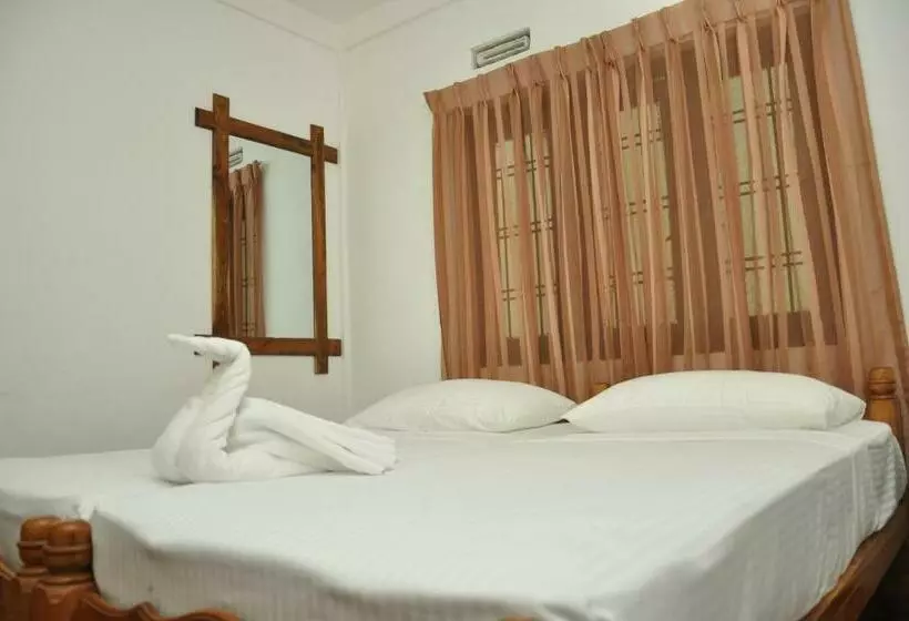اتاق استاندارد با چشم‌انداز باغ, Sujatha Tourist Rest