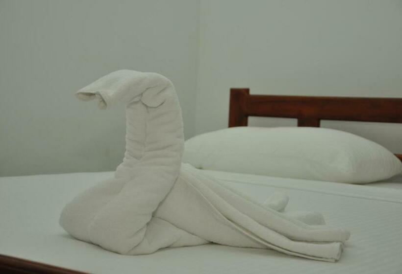 חדר משפחתי, Sujatha Tourist Rest