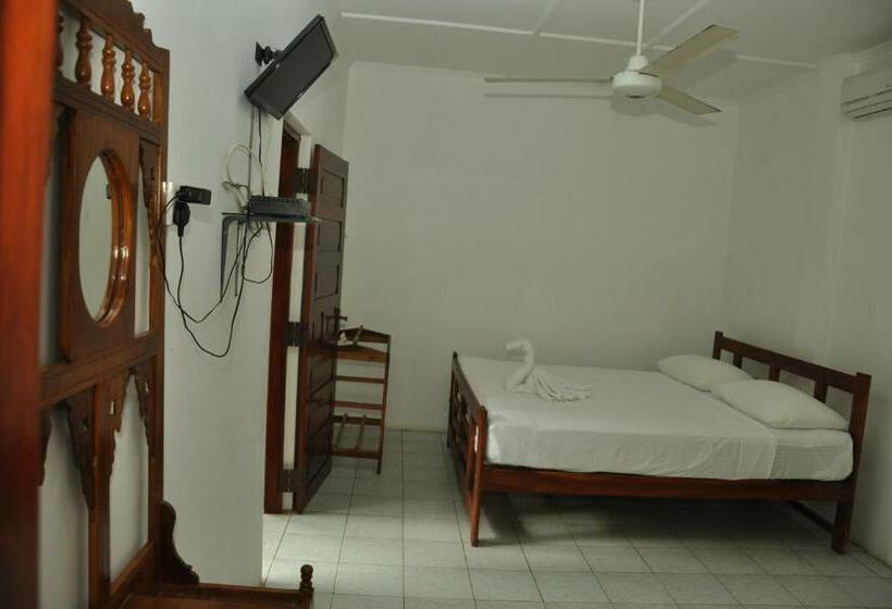 Трехместный Номер Deluxe Вид на Сад, Sujatha Tourist Rest