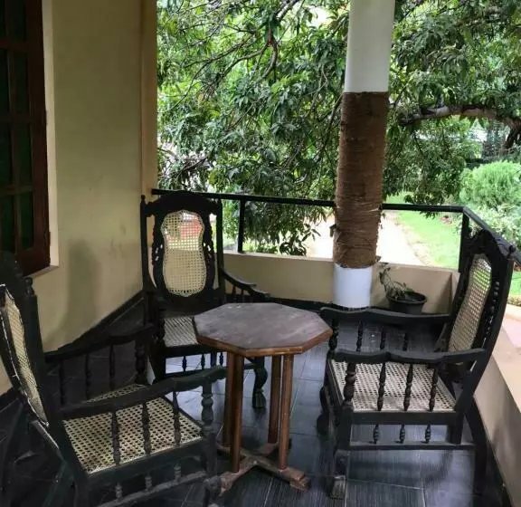 اتاق سه نفره دلوکس با چشم‌انداز باغ, Sujatha Tourist Rest