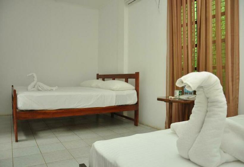 חדר דלוקס לשלושה עם נו לגינה, Sujatha Tourist Rest