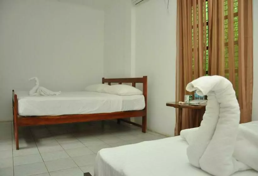 اتاق سه نفره دلوکس با چشم‌انداز باغ, Sujatha Tourist Rest