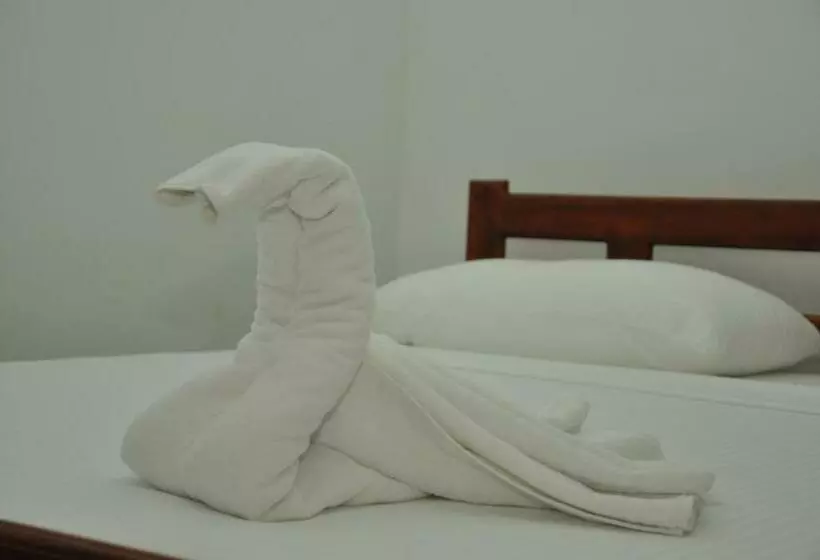 اتاق سه نفره دلوکس با چشم‌انداز باغ, Sujatha Tourist Rest