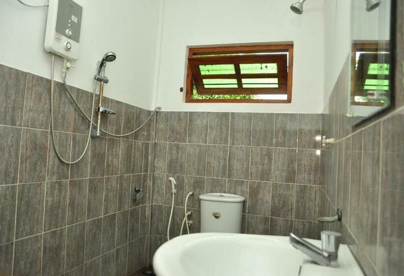 Трехместный Номер Deluxe Вид на Сад, Sujatha Tourist Rest
