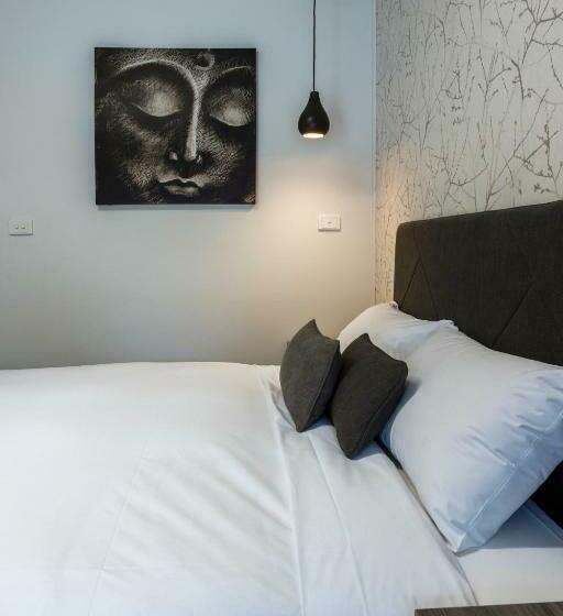 חדר דלוקס, Rosebud Motel