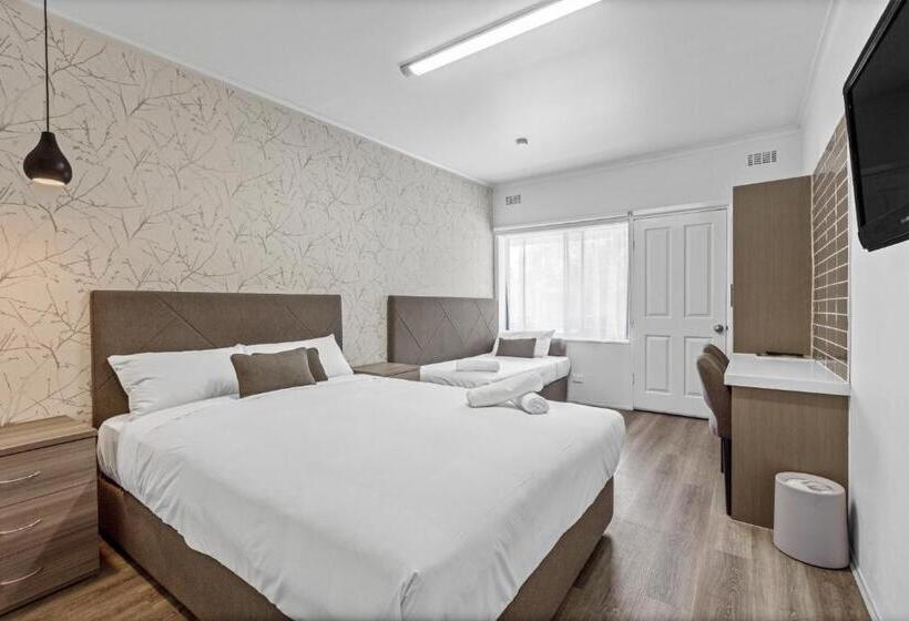 חדר דלוקס, Rosebud Motel