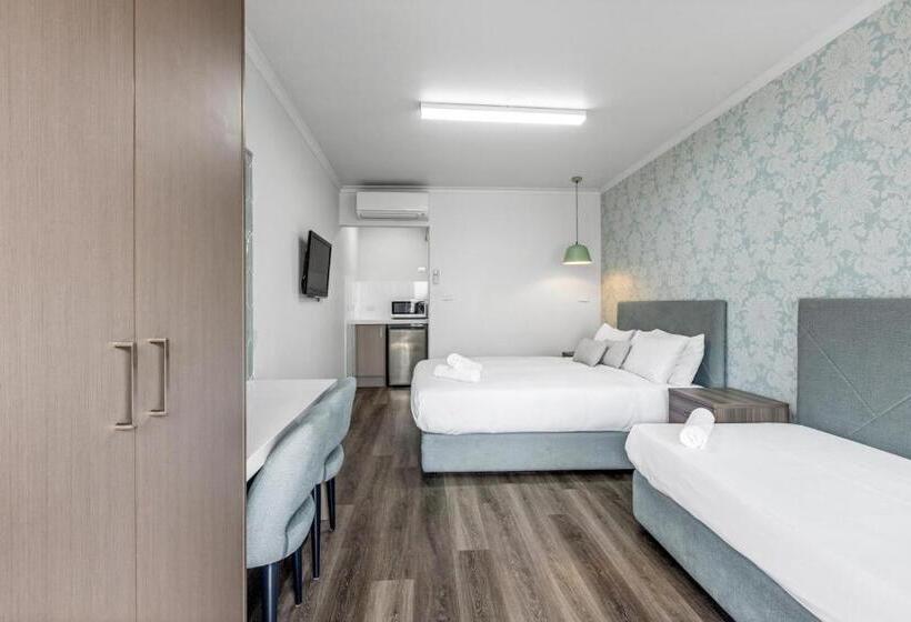 חדר דלוקס, Rosebud Motel