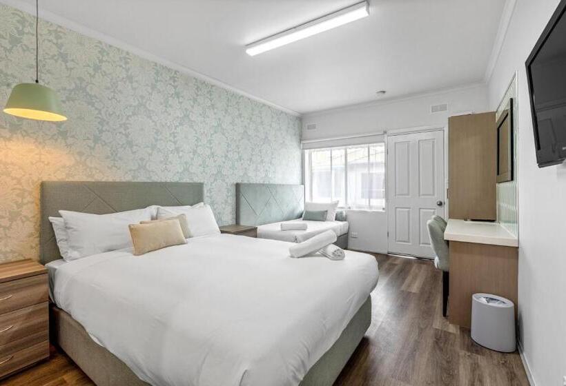 חדר דלוקס, Rosebud Motel