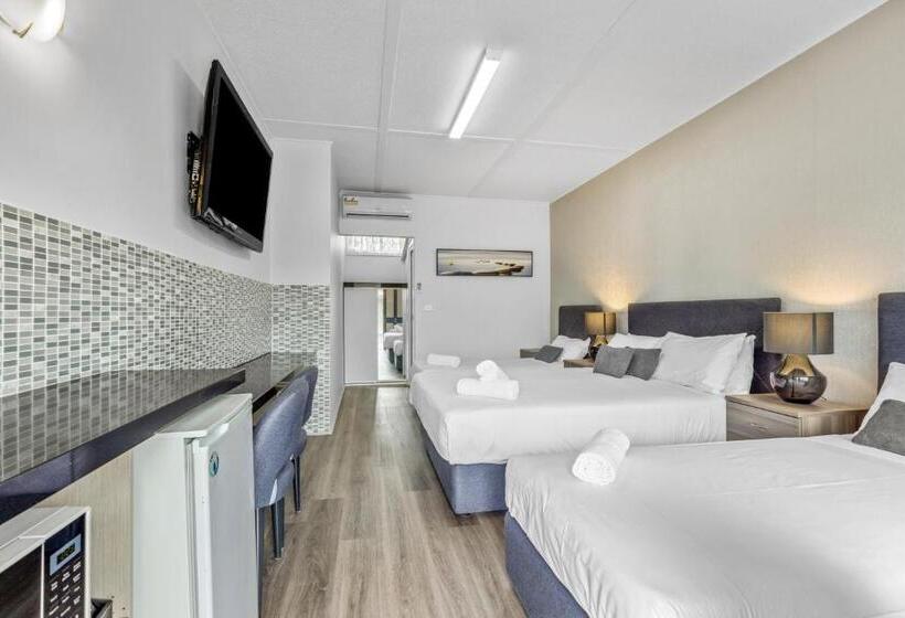 חדר משפחתי, Rosebud Motel