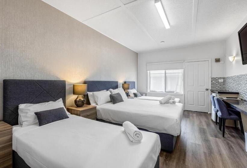 חדר משפחתי, Rosebud Motel