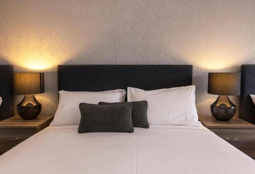 חדר משפחתי, Rosebud Motel