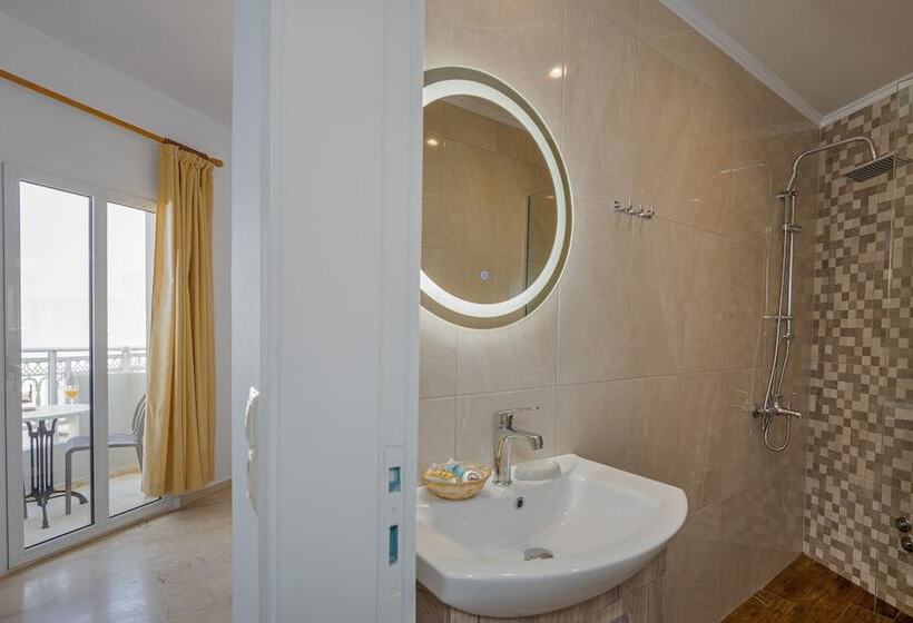 Номер Стандарт Трехместный, Amara Seaside By Estia