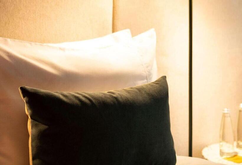 标准间, Tribe Medellín