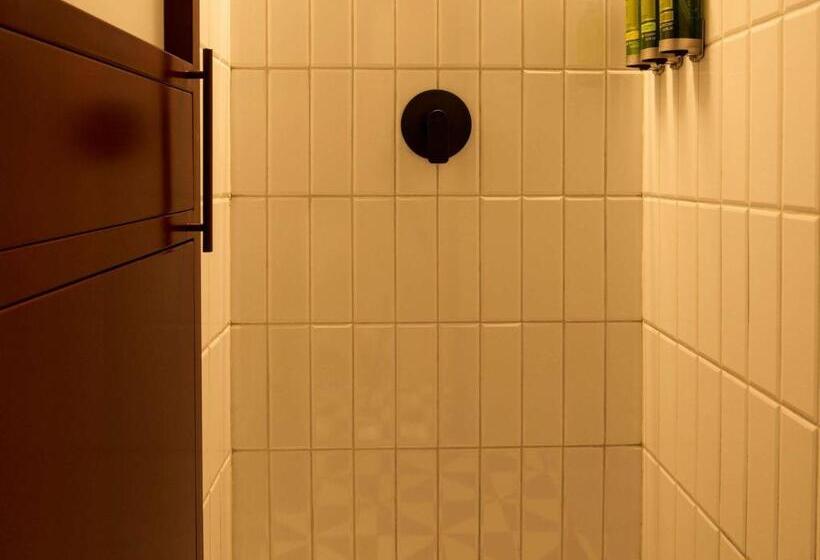 标准间, Tribe Medellín