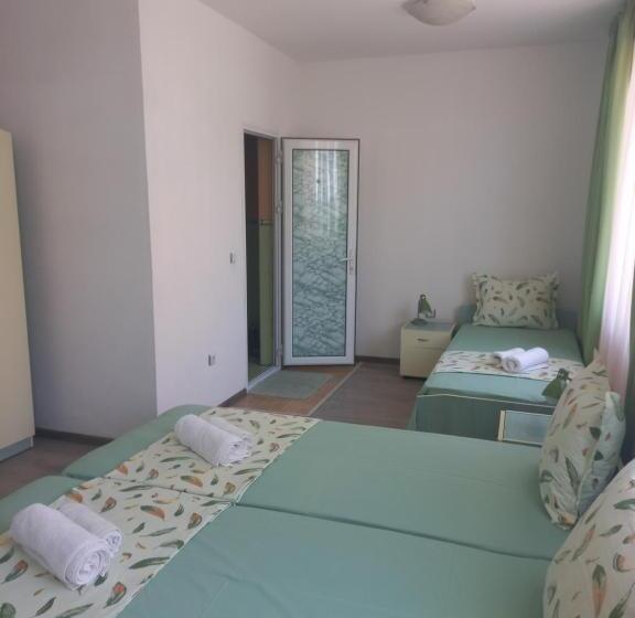 اتاق استاندارد سه تخته با بالکن, Guest House Dani