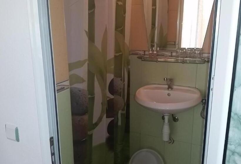 اتاق استاندارد سه تخته با بالکن, Guest House Dani