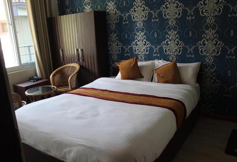 اتاق استاندارد با چشم‌انداز کوهستان, Ghar Aagan