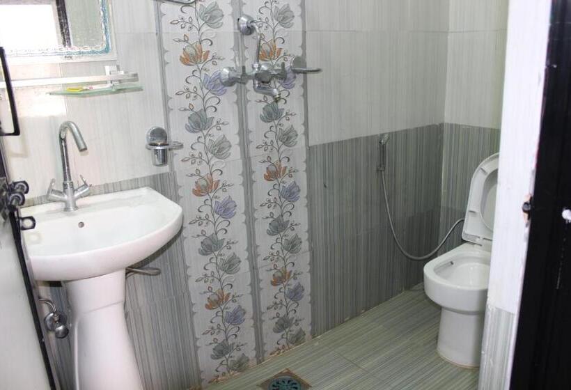 اتاق استاندارد با چشم‌انداز کوهستان, Ghar Aagan