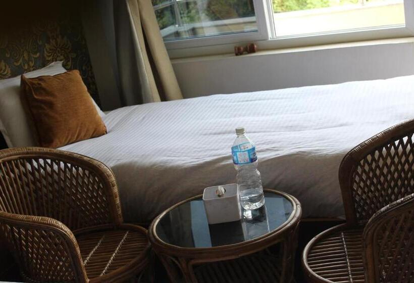 اتاق استاندارد با چشم‌انداز کوهستان, Ghar Aagan