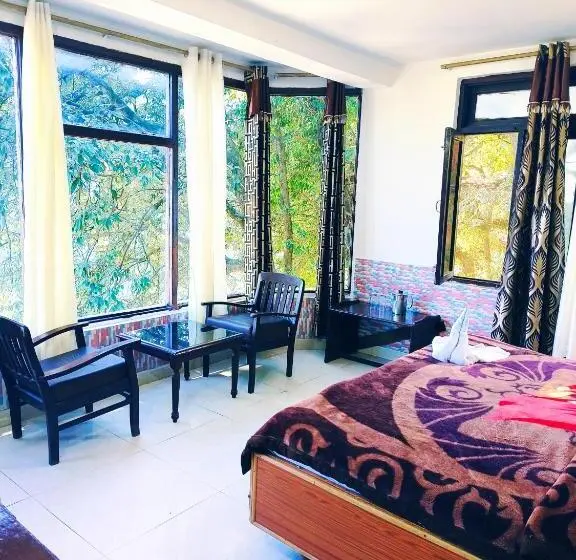 Standard Kolmen Hengen Huone, Holiday Plaza Dalhousie   Near Ghandhi Chowk Mall Road