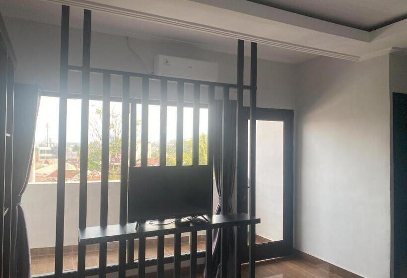 חדר דלוקס, Nuris