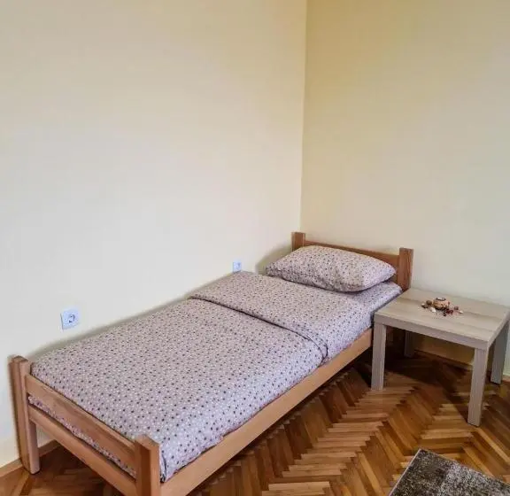 اتاق استاندارد چهارنفره با بالکن, Prenoćište Mali Raj