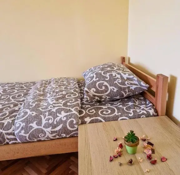 اتاق استاندارد چهارنفره با بالکن, Prenoćište Mali Raj