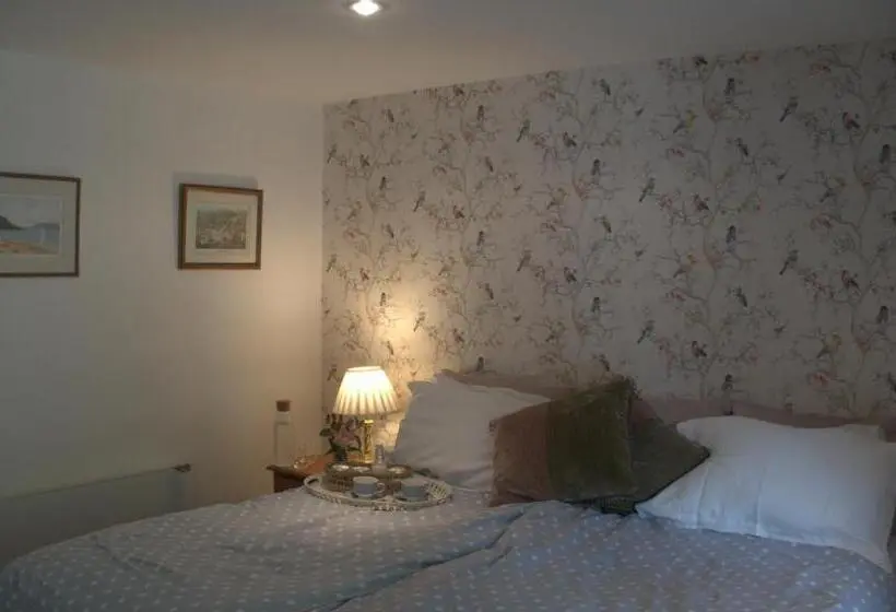 Quarto Familiar, Water Edge