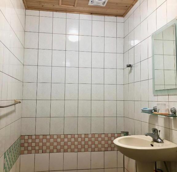 اتاق استاندارد با سرویس بهداشتی مشترک, Jiajia Inn