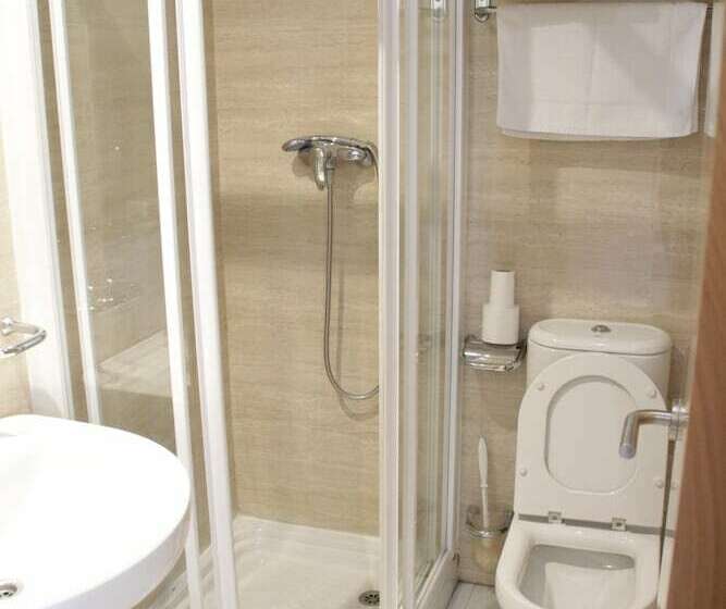 اتاق استاندارد چهار تخته, Hostal Francisco Salinas