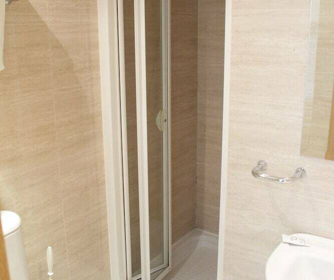 اتاق استاندارد چهار تخته, Hostal Francisco Salinas