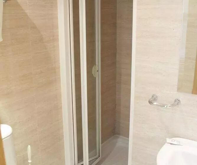 اتاق استاندارد چهار تخته, Hostal Francisco Salinas