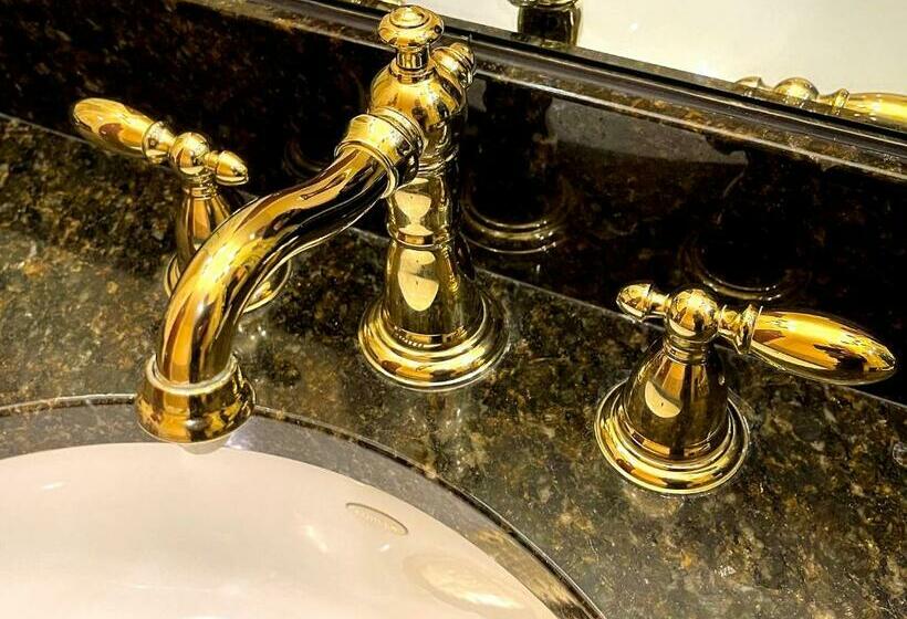 מיטת קינג בסוויטה, Celebrity