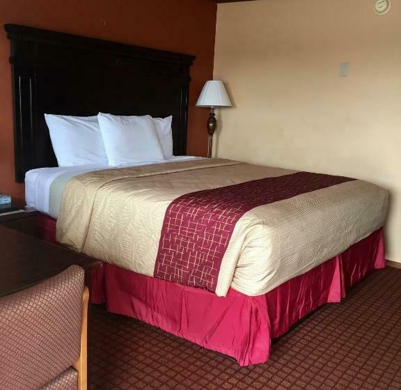 غرفة قياسية ثلاثية, Dequeen Courtyard Inn