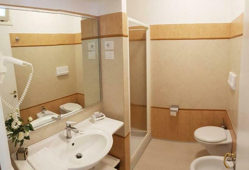 Pokój Standard Trzyosobowy, Gabbiano Beach