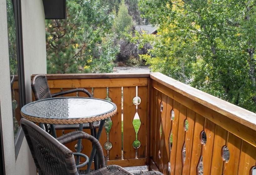 חדר משפחתי, Silver Moon Inn