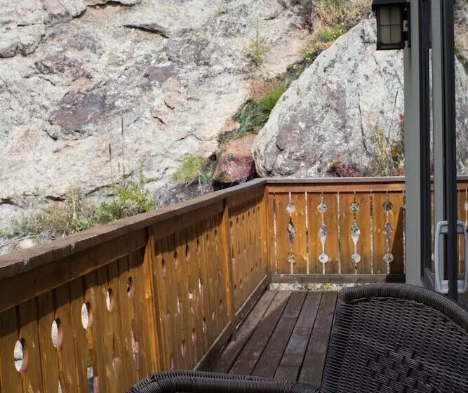 Perhehuone, Silver Moon Inn