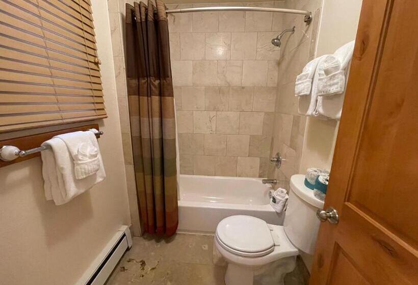 חדר משפחתי, Silver Moon Inn