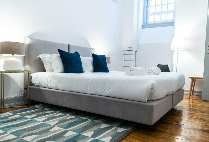 غرفة قياسية, The Luggage